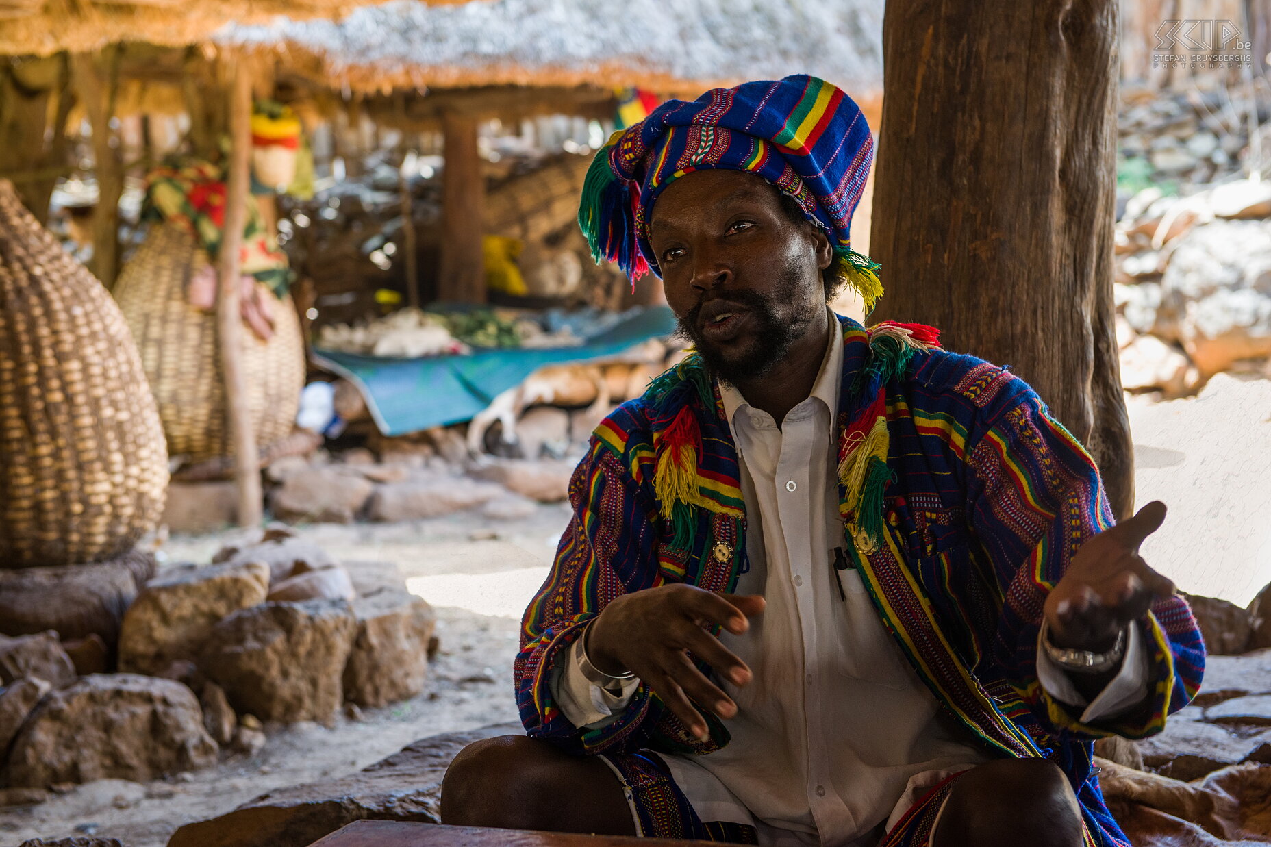 Konso - Koning Vanuit Arba Minch vertrokken we verder naar het zuiden om de stammen te bezoeken. Onze eerste halte was de stad Karat-Konso met in de omgeving allerlei dorpjes van de Konso stam. Er zijn negen clans verdeeld over 30 dorpen en ieder dorp is autonoom en wordt bestuurd door een raad van oudsten. Zijn er grote geschillen of problemen dan wordt de Konso-koning te hulp geroepen. <br />
<br />
Koning Kala Gezahegn Weldedawit leeft zeer eenvoudig samen met zijn familie in een klein dorpje en wij hadden de kans om hem te gaan bezoeken en het werd een boeiend gesprek. Hij heeft gestudeerd in de hoofdstad Addis Abeba maar na de dood van zijn vader keerde hij terug naar zijn dorp om koning van zijn stam te worden. Stefan Cruysberghs